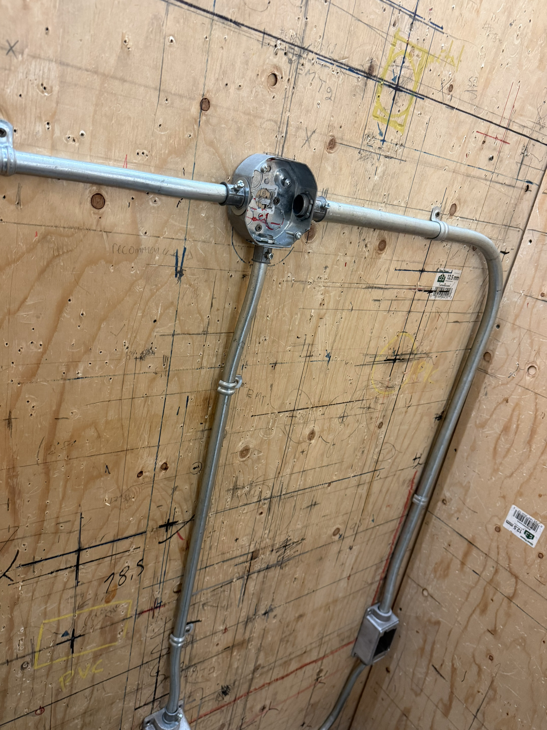 Installation de conduits métalliques et de boîtes électriques — projet de formation DEP
